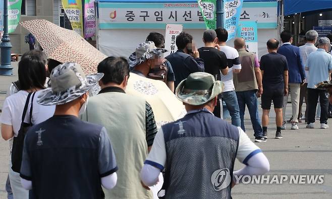줄지 않는 선별검사소 검사 행렬 (서울=연합뉴스) 황광모 기자 = 6일 오전 서울 중구 서울역에 마련된 신종 코로나 바이러스감염증(코로나19) 선별검사소에 진단 검사를 받으려는 시민들이 줄지어 서 있다. hkmpooh@yna.co.kr