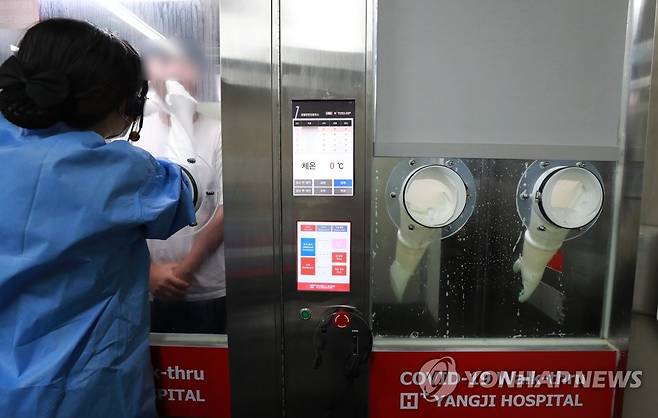 '워크스루' 코로나19 검사 (서울=연합뉴스) 홍해인 기자 = 사진은 지난 5일 서울 관악구 에이치 플러스 양지병원에 마련된 선별진료소 감염안전진료부스(워크스루(Walk-thru))에서 시민들이 신종 코로나바이러스 감염증(코로나19) 검사를 받고 있는 모습. hihong@yna.co.kr