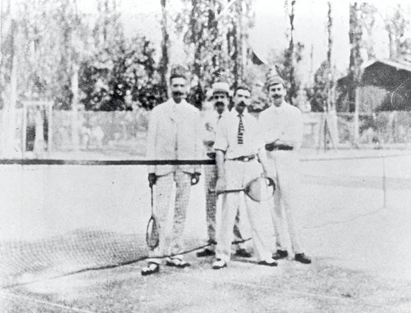 사진= 테니스코트에 선 피에르 드 쿠베르탱 남작, IOC