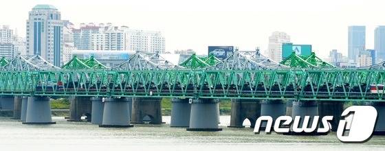 1주한미군 동두천 미2사단 캠프 케이시에서 미군장비를 싣고 평택으로 이동하는 열차가 서울 한강철교를 이동하고 있다. /뉴스1 © News1 황기선 기자