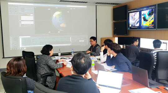 부산 영도구 한국해양과학기술원 해양위성 운영 상황실에서 연구자들이 위성 운영 회의를 하고 있다. 해양과기원 제공