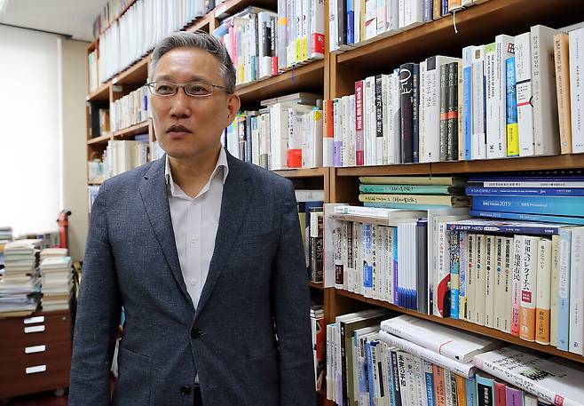 남기정 서울대 교수가 지난 1일 오후 서울대학교 일본연구소에서 한일관계 등에 대해 이야기하고 있다. 이종근 선임기자 root2@hani.co.kr