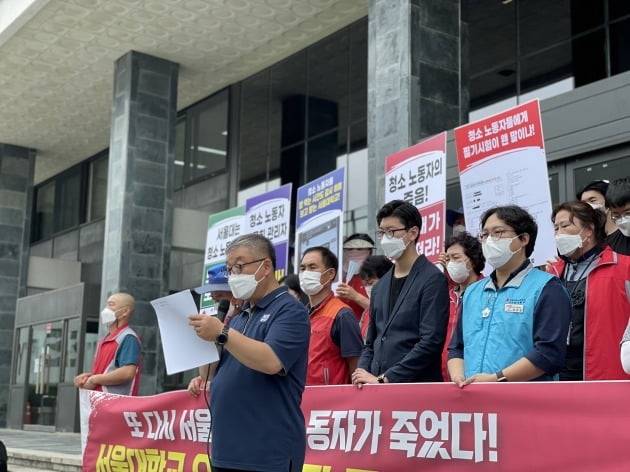 고인의 남편 이홍구 씨는 이날 기자회견에서 "코로나로 기숙사에서 나오는 쓰레기 양이 많아졌지만 학교 측은 어떠한 조치도 취해주지 않았다"며 "코로나로 근로자들이 어려워할 때 학교는 근로자의 고충을 돌아봐주지 않았다"고 지적했다.