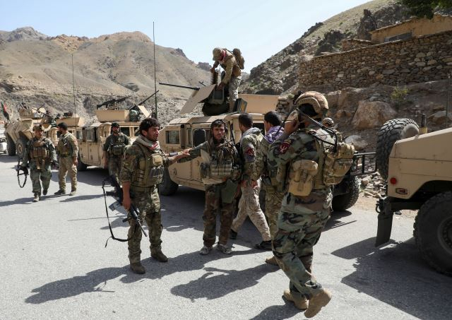 아프가니스탄 정부군 특수부대원들과 무장차량들이 지난달 29일(현지시간) 파르완주 고르반드 지구에서 탈레반 반군과 대치하는 전선으로 이동하고 있다. 로이터연합뉴스