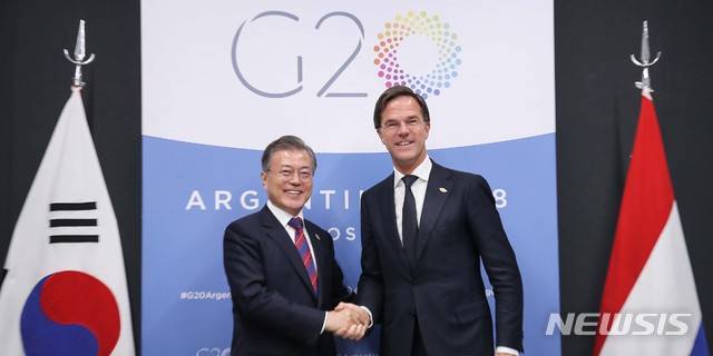 [부에노스아이레스(아르헨티나)=뉴시스]2018년 부에노스아이레스에서 열린 G20 정상회의 참석 계기로 마련된 한·네더란드 정상회담에서 문재인 대통령과 마크 루터 네덜란드 총리와 악수를 나누고 있는 모습. (사진=뉴시스DB). 2018.12.02.