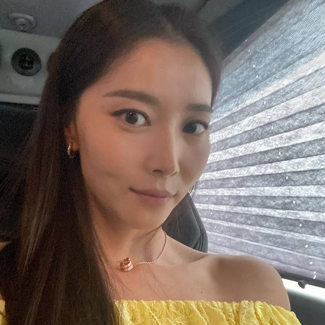 Actor Oh Yoon-ah shows off Classs other eleganceOn the 7th, Oh Yoon-ah posted several photos on his Instagram with the article Thank you ~ ~ *.Oh Yoon-ah in the photo is wearing a Hwasa yellow lace off-shoulder costume and taking a selfie taken in the car.He also boasted a bold shot and boasted a flawless look.Oh Yoon-ah, who showed off her beautiful beautiful look with her big eyes and sharp nose, posed like she liked a luxurious luxury jewelery.Fans praised it with comments such as Its so beautiful, Its like a queen in every way, and Its like Sunshine.On the other hand, Oh Yoon-ah appeared in the movie How to Do: Again which will be released on the 28th, and will return to the house theater with JTBCs new drama Flying Butterfly.