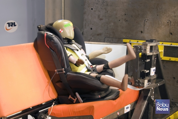 교통사고 시, 카시트를 교체하는 이유는 온통 플라스틱과 금속, 그리고 볼트로 체결된 카시트들이 충격으로 인해 크랙이나 유격이 발생할 수 있는 가능성이 크고,&nbsp;한번 어그러진 카시트 몸체의 강성은 다시 돌아올 수 없기 때문입니다.&nbsp;ⓒ베이비뉴스