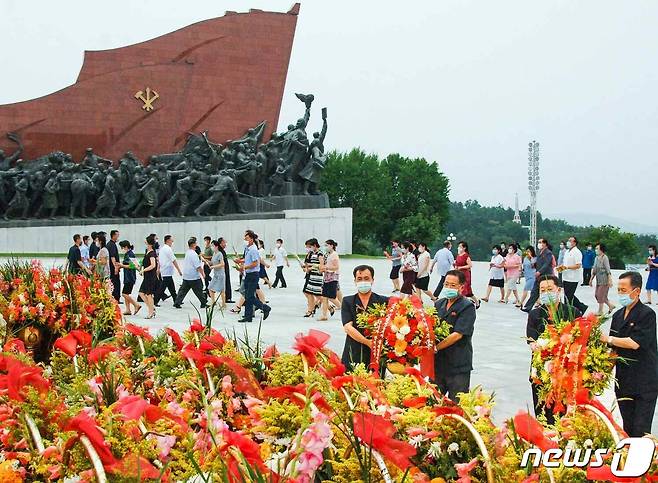 (평양 노동신문=뉴스1) = 북한 노동당 기관지 노동신문은 8일 김일성 주석 27주기를 맞아 추모 분위기를 고조하고 있는 각지 소식을 전했다. 사진은 만수대언덕에 꽃바구니를 진정하고 있는 북한 주민들. [국내에서만 사용가능. 재배포 금지. DB 금지. For Use Only in the Republic of Korea. Redistribution Prohibited] rodongphoto@news1.kr