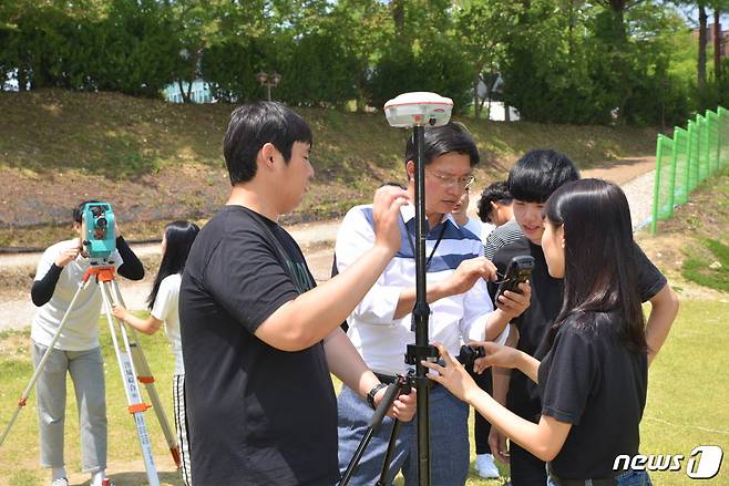 전주비전대 토목학과 학생들 수업 장면.(전주비전대 제공)© 뉴스1DB