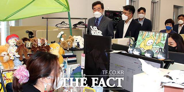 이낙연 더불어민주당 전 대표가 8일 오전 서울 마포구 서교동 키다리 스튜디오에서 열린 '웹툰·웹소설 업계 현장 간담회'에 앞서 봄툰 공작소를 둘러보고 있다. /국회사진취재단