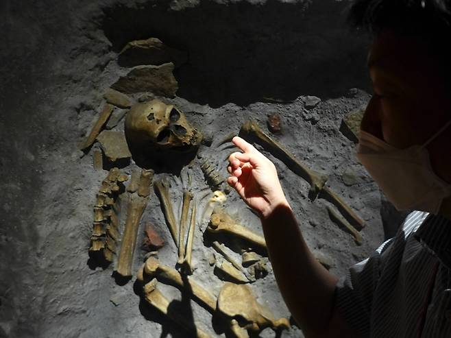‘지혜로운 인간, 호모 사피엔스’ 코너에 전시된 ‘라샤펠오생 노인 무덤