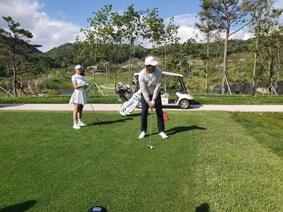 자신의 채널에서 배우 손예진과 라운드하는 임진한. [사진 임진한 유튜브]