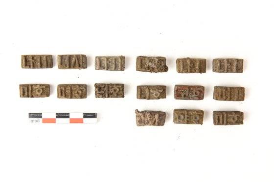 15세기 제작으로 추정되는 한글·및 한문 금속활자 1600여 점이 담긴 항아리가 서울 인사동 땅 속에서 나왔다. 사진은 '하며' '하고' '이나' 등 한글토씨 두개를 한번에 주조한 연주활자들. [사진 문화재청]