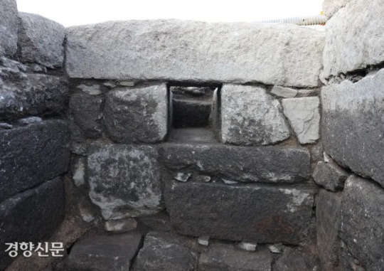 The water inlet on the north side of the lavatory in Gyeongbokgung Palace. Courtesy of the Cultural Heritage Administration of Korea