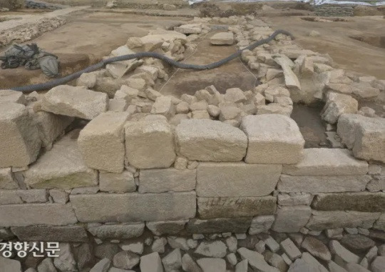 The outlet on the east side of the lavatory in Gyeongbokgung Palace. Courtesy of the Cultural Heritage Administration of Korea