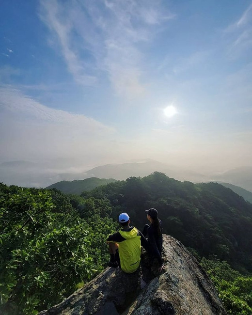 Actor Lee Si-young, 38, has released a photo of Cheonggyesan Climbing certification.Lee Si-young posted a picture of him on the Instagram on the 8th, uploading to the Cheonggyesan Maebong.Its Lee Si-young, sitting on the floor and bowing his head, with the man next to him posing relaxed with a smile: singer Sean, 49.Lee Si-young added to the photo, I met at Cheonggyesan last night and I was sad because it was raining so much that I broke up and met at 5:30 am today. Thanks to Sean, I think I sweated 2kg today.Lee Si-youngs hardships are conveyed in photographs and writings due to early morning hiking. Netizens responded great.