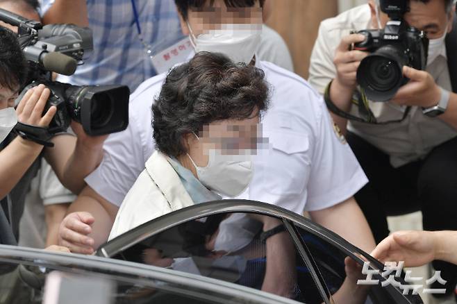 불법 요양병원을 운영하면서 수십억 원대 요양급여를 부정수급 한 혐의(의료법위반 등)로 기소된 윤석열 전 검찰총장의 장모 최모씨가 2일 1심 선고 재판을 받기 위해 의정부지법에 출석하고 있다 이한형 기자