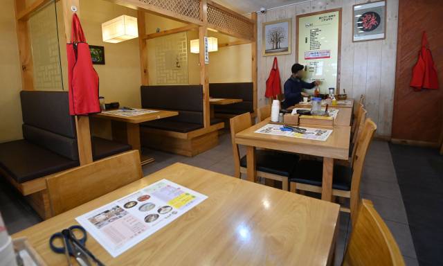 코로나19 발생 이후 하루 최다 확진자가 발생한 8일 서울 강남구의 한 식당이 점심시간임에도 불구하고 한가한 모습을 보이고 있다. 서울을 비롯한 수도권에서 코로나19가 급격히 확산하면서 식당·카페 등 이용자가 크게 줄어 서민 경제의 한숨은 더욱 커지고 있다. /권욱 기자