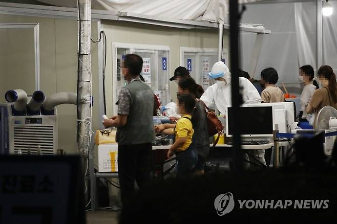 붐비는 야간 선별진료소 (서울=연합뉴스) 진연수 기자 = 7일 오후 서울 송파구 보건소 코로나19 선별진료소에서 시민들이 검사를 기다리고 있다. 2021.7.7 jin90@yna.co.kr