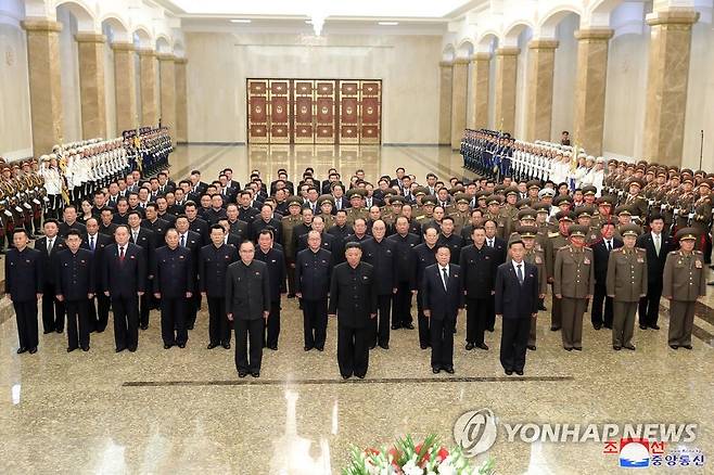 북한 김정관 국방상, 차수→대장으로 지위 강등 (평양 조선중앙통신=연합뉴스) 김정은 북한 국무위원장이 김일성 주석 27주기를 맞아 노동당 고위 간부들과 금수산태양궁전을 참배했다고 조선중앙통신이 8일 보도했다. 참배 사진에서 김정관 국방상(빨간 동그라미)의 지위가 차수에서 대장으로 지위가 강등된 것이 확인됐다. 2021.7.8 
    [국내에서만 사용가능. 재배포 금지. For Use Only in the Republic of Korea. No Redistribution] nkphoto@yna.co.kr