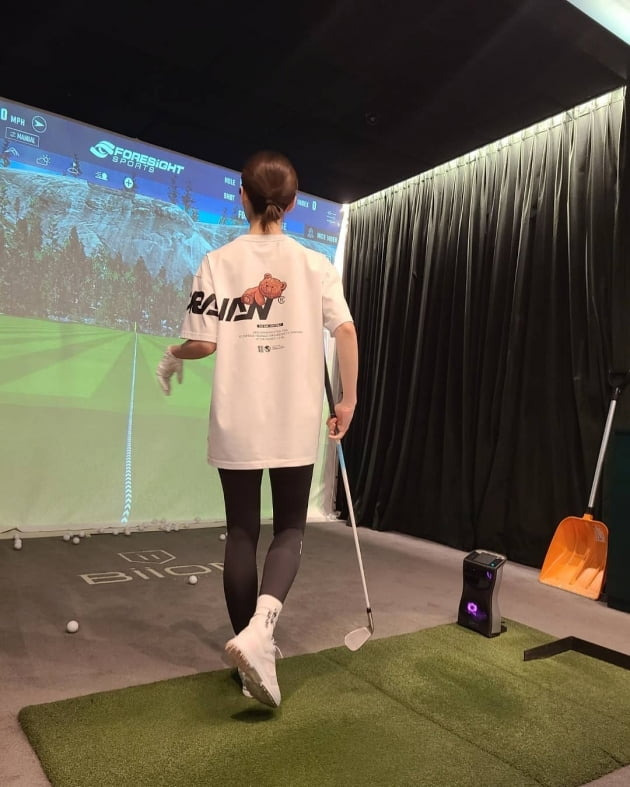 Hyeolim, from the group Wonder Girls, has had fun with Golf.Hyeolim posted a picture on his instagram on the 9th with an article entitled My heart is ahead! Golin.In the photo, Hyeolim is practicing Golf in a member-made Golf Studio private room in Cheongdam-dong, and he was also caught smiling at his mistakes.Although he is still in a awkward position, his full motivation for Golf is conveyed through photographs.Yubin, from Wonder Girls, cheered Hyeolim with a comment, Lets go!!!!!!Hyeolim married Taekwondo player Shin Min-chul last year after eight years of devotion.