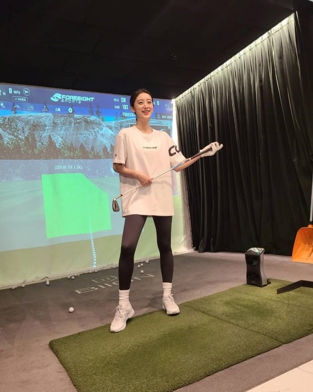 Hyeolim, from the group Wonder Girls, has had fun with Golf.Hyeolim posted a picture on his instagram on the 9th with an article entitled My heart is ahead! Golin.In the photo, Hyeolim is practicing Golf in a member-made Golf Studio private room in Cheongdam-dong, and he was also caught smiling at his mistakes.Although he is still in a awkward position, his full motivation for Golf is conveyed through photographs.Yubin, from Wonder Girls, cheered Hyeolim with a comment, Lets go!!!!!!Hyeolim married Taekwondo player Shin Min-chul last year after eight years of devotion.