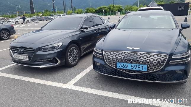 경기도 하남 스타필드 야외주차장에 마련된 시승회장에 선 제네시스 eG80와 그랜저(IG)/사진=윤도진 기자 spoon504@