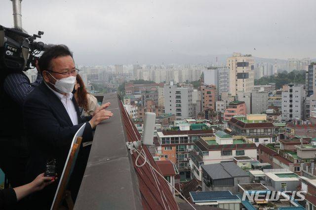 김부겸 총리가 국회 답변에서  부동산 대책과 관련 “방법이 있다면 정책을 어디서 훔쳐라도 오고 싶은 심정"이라고 말해 화제가 됐다. 서울쌍문역 인근 도심 공공주택 후보지 찾은 김부겸 총리.