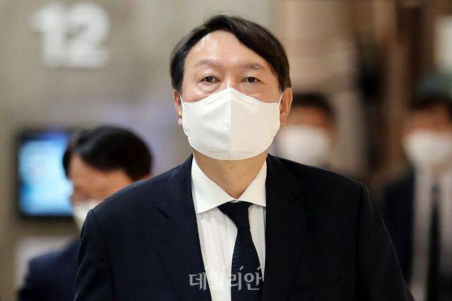 윤석열 전 검찰총장이 8일 오후 서울 서대문구 연세대학교 세브란스병원 장례식장에 마련된 최재형 전 감사원장의 부친 최영섭 예비역 해군 대령 빈소 조문을 위해 빈소에 들어서고 있다. ⓒ국회사진취재단