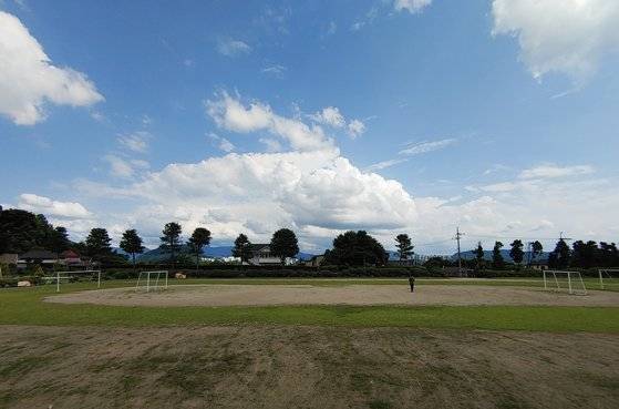 금산초등학교 운동장에 서면 아늑한 느낌이 든다. 힘찬 동산이 뒤를 막아주고, 양 옆에는 나지막한 숲이, 앞쪽 멀리로는 높은 산들이 빙 둘러서 있다. 2층 교실에서는 춘천 시내가 훤히 내다보인다.