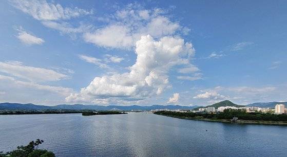 춘천문화방송국 안에 있는 카페에서 본 의암호와 춘천. 가운데 하중도 왼쪽에 금산초등학교가 있다. 오른쪽 시내 가운데 솟은 산이 봉의산.