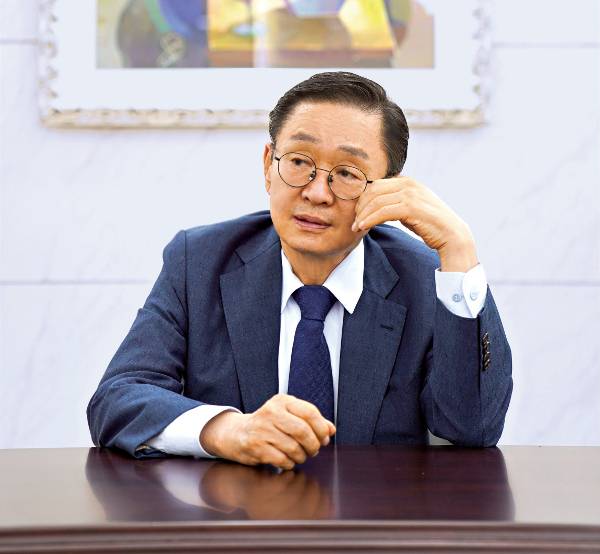 찬송가국제운동본부 강덕영 이사장이 지난달 23일 서울 역삼동 유나이티드문화재단에서 예배 때 찬송가를 불러야 하는 이유와 찬송가국제운동본부 활동 계획 등을 밝히고 있다.