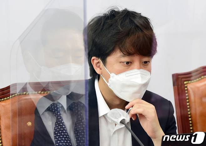 이준석 국민의힘 대표가 8일 서울 여의도 국회에서 열린 최고위원회의에서 자료를 살피고 있다. /사진=뉴스1