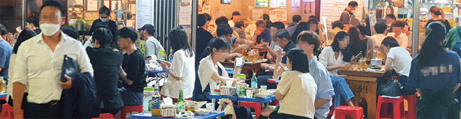 이 와중에… : 8일 밤 서울 중구 을지로3가 노가리 골목 호프집에서 직장인, 대학생 등이 다닥다닥 붙어 앉아 술을 마시며 ‘불목’(불타는 목요일)을 즐기고 있다.  최지영 기자