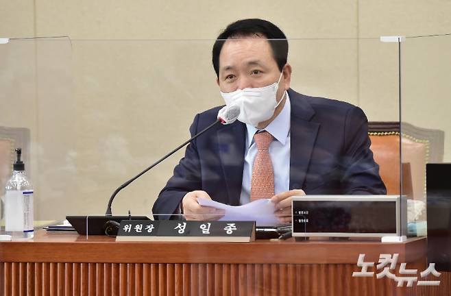 13일 국회에서 열린 이해충돌방지법안 관련 정무위원회 법안심사제2소위원회 성일종 소위원장이 회의를 주재하고 있다. 윤창원 기자
