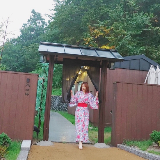 Yang Hanna wrote on Instagram on the 8th, I can visit my 90-year-old grandmother once a month, so I go to the race. On the way.I posted several photos with the article Japan, not Gyeongju.Yang Hanna, Yang Jung-won in the photo is eating in Ryokan with his family in a cheerful atmosphere.Ryokan is a traditional accommodation in Japan, and a hotel is operating in domestic areas such as Geoje and Gyeongju with the Koreas first authentic Ryokan.It offers traditional Japanese cuisine and Japanese traditional costume Yucata, which is said to be covered with matted tatami on the floor of the room.The Yang Hanna Yang Jung-won family is also dressed in Yucata, Japans traditional costume in this Ryokan.Sister Yang Hanna flaunted her beauty and posed throughout Ryokan; her brother Yang Jung-won also showed off her white skin and clear features.If you are 90 years old, you will be worried.But here is the real Japan,  My mother is beautiful, so my sister is pretty,  I am so beautiful,  I am good at healing. However, other netizens posted a bad look on his Instagram, commenting, The whole family wears a kimono.In this (Corona 19) city, the family is not in Korea, they are wearing Japanese traditional costumes, I do not think its a pride.Funny,  My grandmother would have gone through Japanese colonial rule when she was 90 years old,  It is not Japan.I do not like to wear Yukata anywhere in Gyeongju, he criticized.I do not know why there is such a thing in Gyeongju, this lodging is funny, and I would rather go to Japan, he said.The Yang Hanna Yang Jung-won family has appeared in the TVN entertainment program Fresh Arrangement.Yang Hanna is 37 years old and sporty announcer, Yang Jung-won is 33 years old and Pilates instructor and actor.Photo: Yang Hanna Instagram