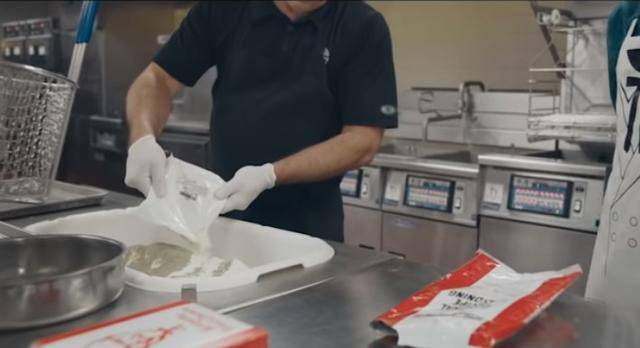 KFC 관계자들이 치킨을 만들기 위해 튀김옷을 준비하고 있다. KFC 유튜브 캡처