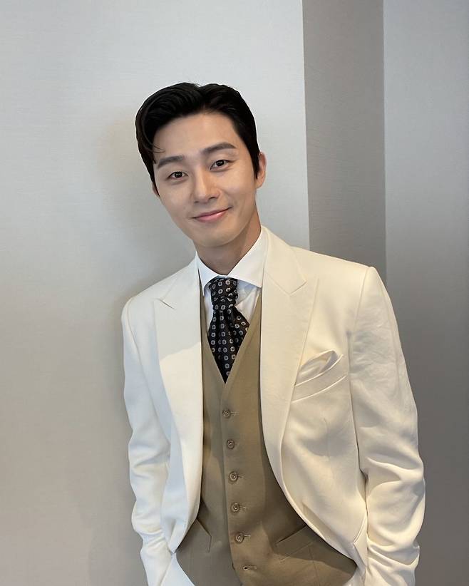 Actor Park Seo-joon flaunted his neat suit-fitOn the 9th, Park Seo-joon posted a picture of an emoticon added without any comment through a personal Instagram.Park Seo-joon in the public photo is wearing a neat white toned suit, especially the handsome appearance and perfect suit fit, which attracted the viewers admiration.The netizens who watched this were full of reactions to praise Park Seo-joons visuals such as Im crazy, my favorite Seo-joon suit fit, I feel better when I see my Seo-joon brothers picture and I fall down.iMBC  Photo Source Park Seo-joon Instagram