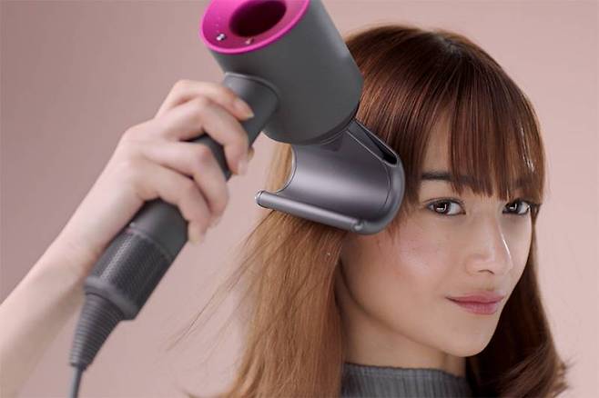 다이슨 슈퍼소닉 헤어드라이어에 새로운 플라이어웨이 노즐이 부착된 예시. 출처=다이슨