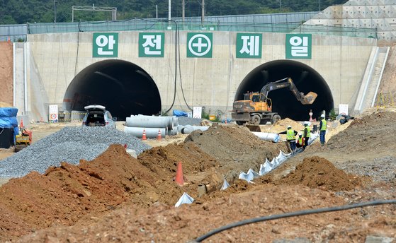 국내에서 가장 긴 보령해저터널 입구에서 마무리 작업이 한창이다. 세계에서 다섯번째로 긴 이 해저터널은 올헤 연말 개통될 예정이다. 프리랜서 김성태