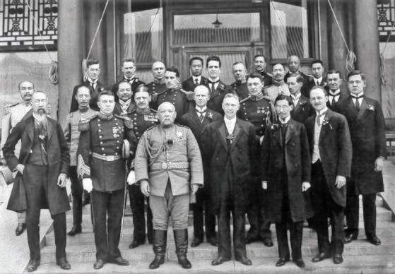 외교사절을 접견한 중화민국 대총통 위안스카이(앞줄 왼쪽 셋째). 앞줄 오른쪽 셋째가 라인쉬. [사진 김명호]