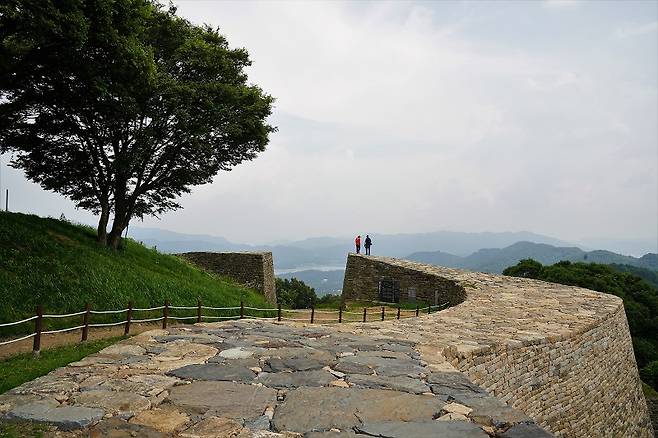 계족산성 끝에 서면 대전 풍경을 감상할 수 있다.