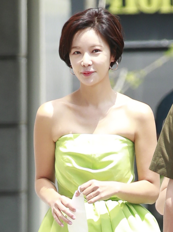 Hwang Jung-eum married Lee Young-don in 2016 and gave birth to a son in 2017.However, in September last year, he filed a Divorce mediation application to finish his four-year marriage with Husband.It was expected that news of the divorce would soon be heard, but through dialogue between the couple, they overcame the crisis and succeeded in reuniting.Recently, Hwang Jung-eum posted a picture of himself on Hawaii on his Instagram, announcing his current situation.Husband Lee Young-don was also known to have been on the trip.