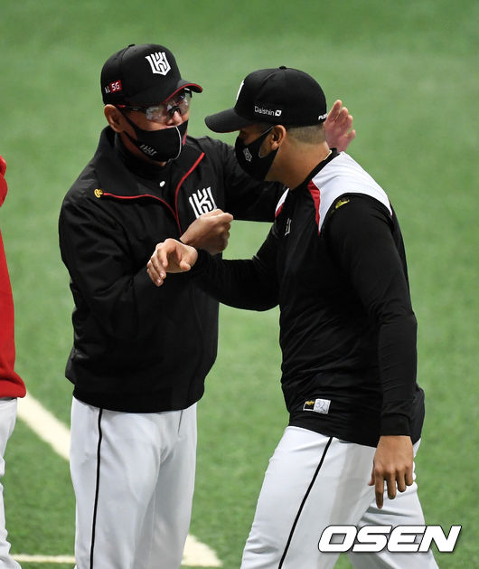 [OSEN=고척돔, 지형준 기자] 두산과의 2020 플레이오프 3차전을 마친 KT 이강철 감독과 선발투수 쿠에바스가 승리를 기뻐하고 있다.20201112./jpnews@osen.co.kr