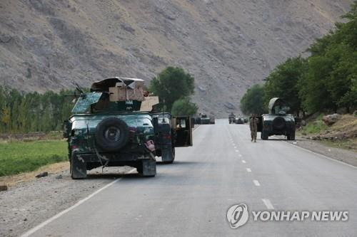 지난 4일 아프간 북부 바다크샨에서 아프간 군경의 장갑차들이 도로변에 정차한 모습 [AP=연합뉴스 자료사진]