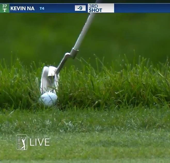 케빈 나가 퍼터로 칩샷을 시도하는 모습.  [PGA 투어 소셜 미디어 동영상 화면. 재판매 및 DB 금지]