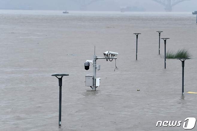 중국 동부 장쑤(江蘇)성 난징(南京)의 산책로가 침수됐다. © AFP=뉴스1 (사진은 기사 내용과 무관함)