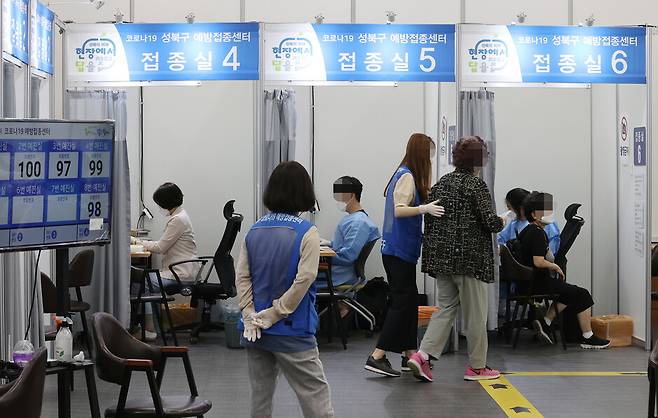8일 오전 서울 성북구 예방접종센터에서 시민들이 백신 접종을 받고 있다. 연합뉴스