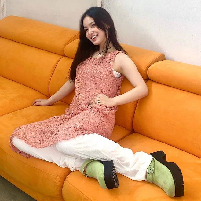 Singer Lee Hi has shown freewheeling formOn the 10th, Lee Hi posted several photos on his Instagram with Green Various Emoticons.In the photo, Lee Hi wore a pink knit dress and matched white pants to complete the bohemian style fashion, especially with light green tongshoe shoes, adding color to his personality.Lee Hi built a bright Smile or emanated pole and pole charm with a chic expressionless expression.Fans cheered with praise such as Angel is a cute person, It is so beautiful, It is clean and There is no beautiful day.Meanwhile, Lee Hi moved to hip-hop label AOMG last year and recently announced the webtoon Right Love Guide curler soundtrack That Word.