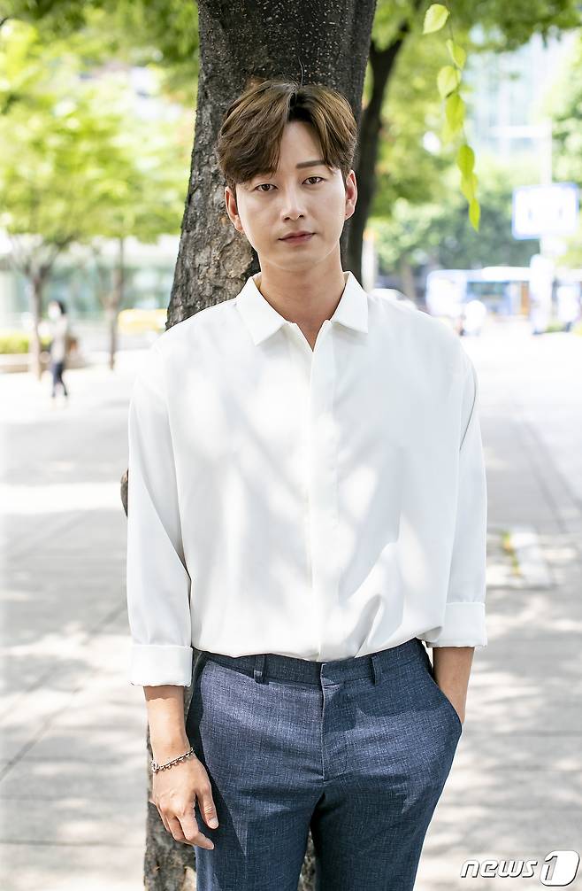 최근 종영한 tvN 토·일 드라마 '마인'에서 열연을 펼친 배우 이현욱이 서울 종로구 뉴스1본사에서 열린 인터뷰에 앞서 포즈를 취하고 있다. /뉴스1 © News1 김진환 기자